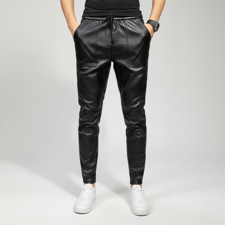 Snygga svarta herrbyxor i konstläder med streetwear-stil för modeintresserade män