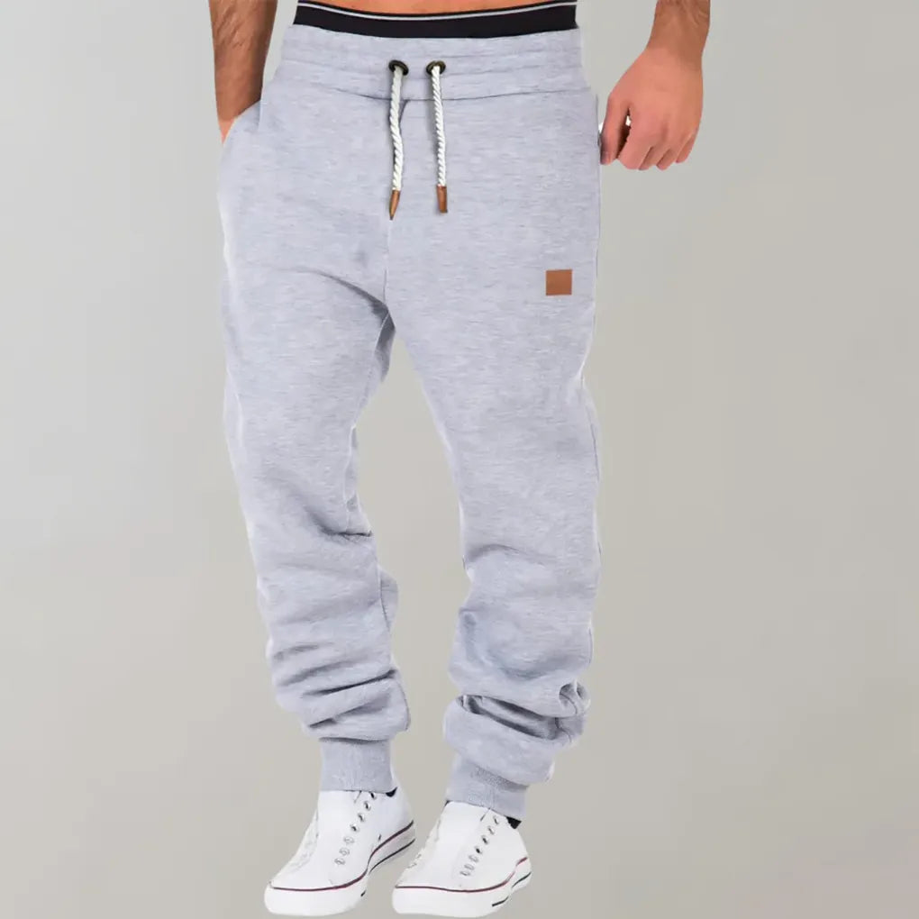 Man iklädd grå joggingbyxor med justerbar midja