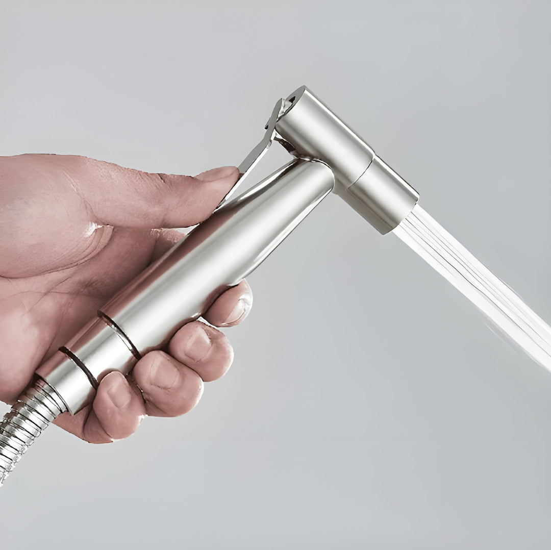 Rostfri bidet handdusch i matt finish monterad på vägg med slang i ett modernt badrum