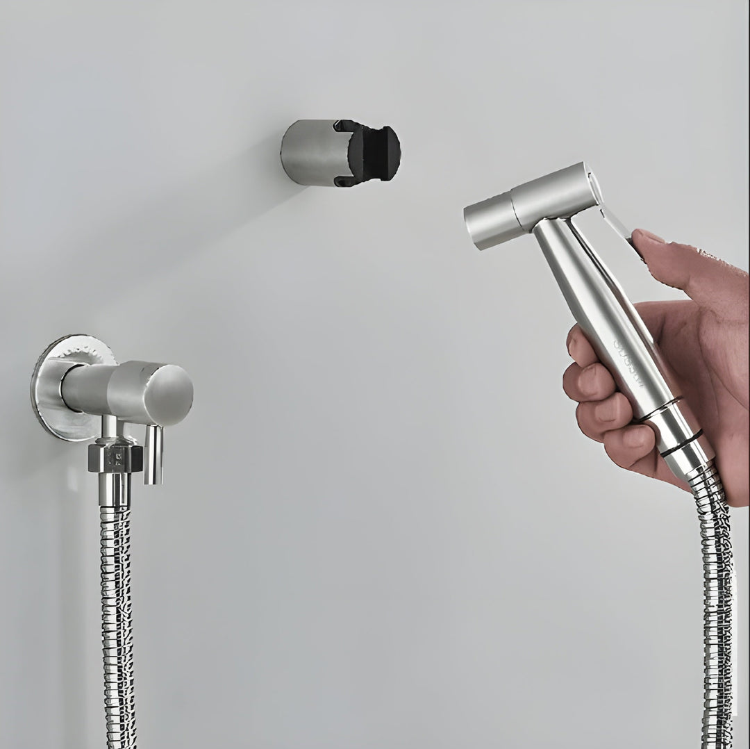 Person som håller i bidet handduschen i borstat stål