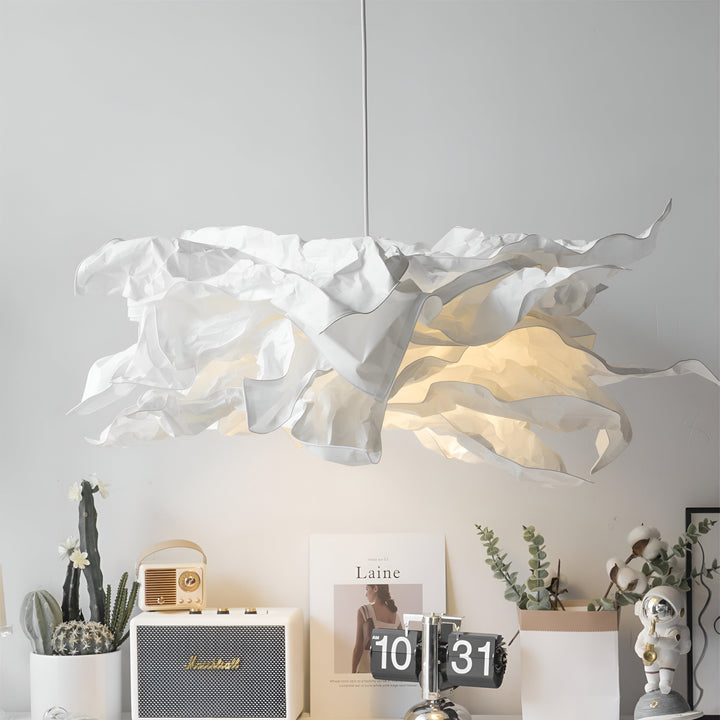 ShadeGlow taklampa i ett modernt vardagsrum med dekorativa detaljer
