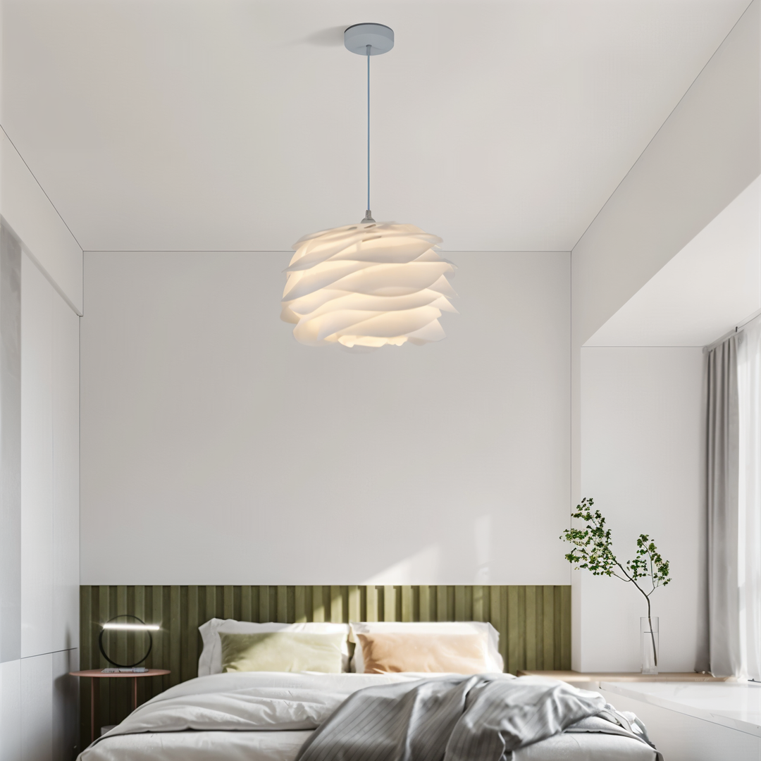Aurora taklampa i vit blomdesign hängande över en bäddad säng i ett ljust sovrum
