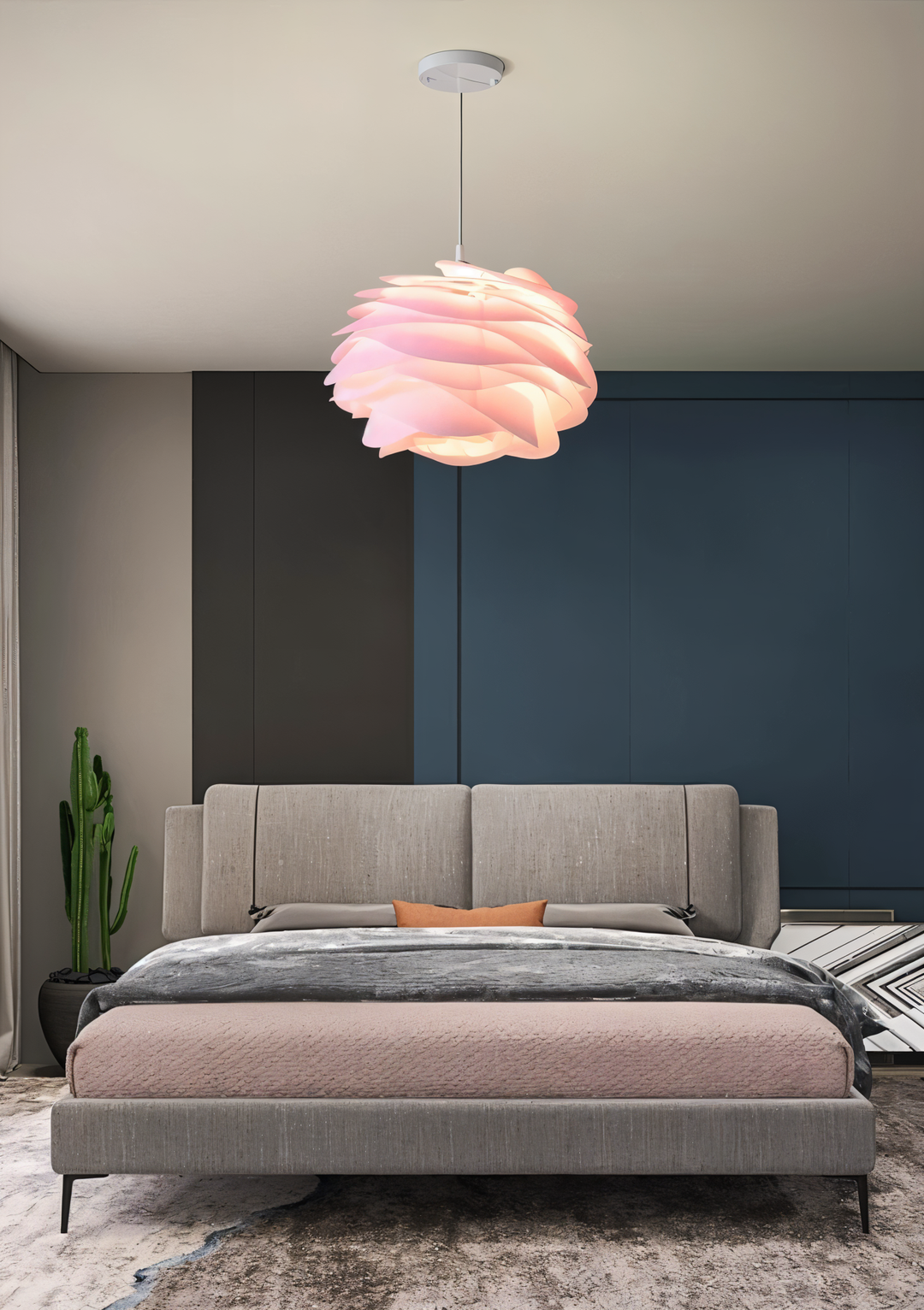 Närbild på rosa Aurora taklampa i taket ovanför en stilfull sänggavel