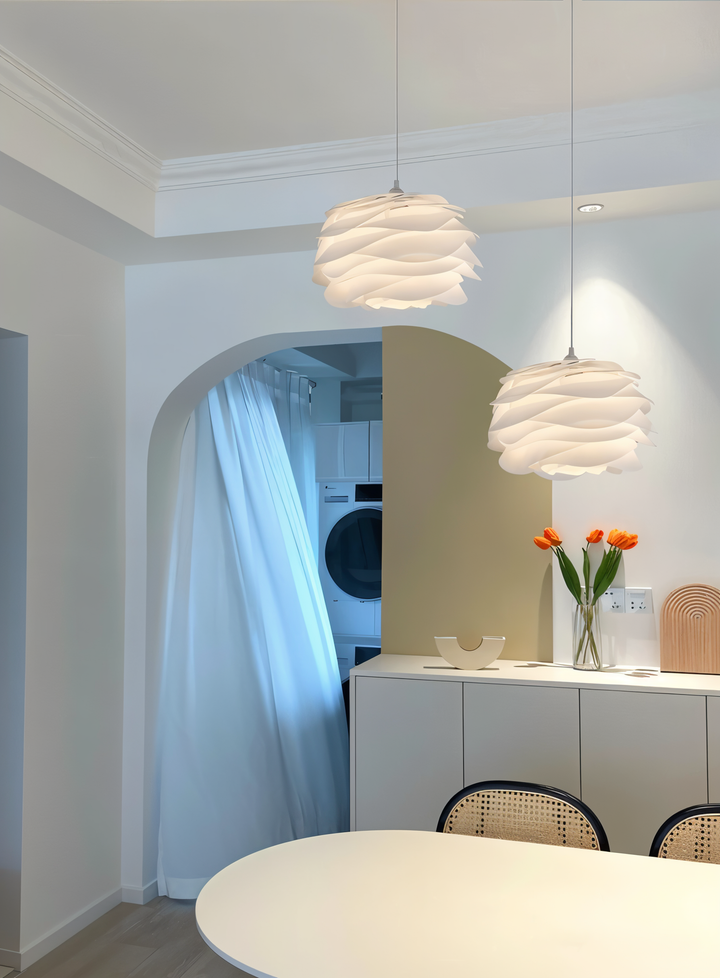 Aurora taklampa i elegant vit färg som smälter in i ljusa hem