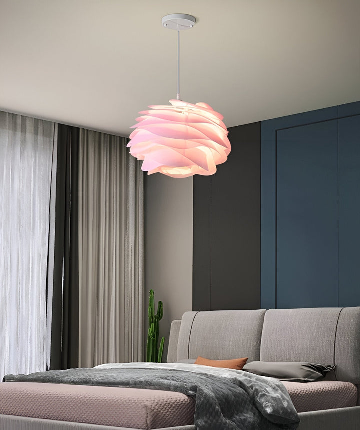 Rosa Aurora taklampa monterad i ett elegant sovrum med mörka väggar och gardiner