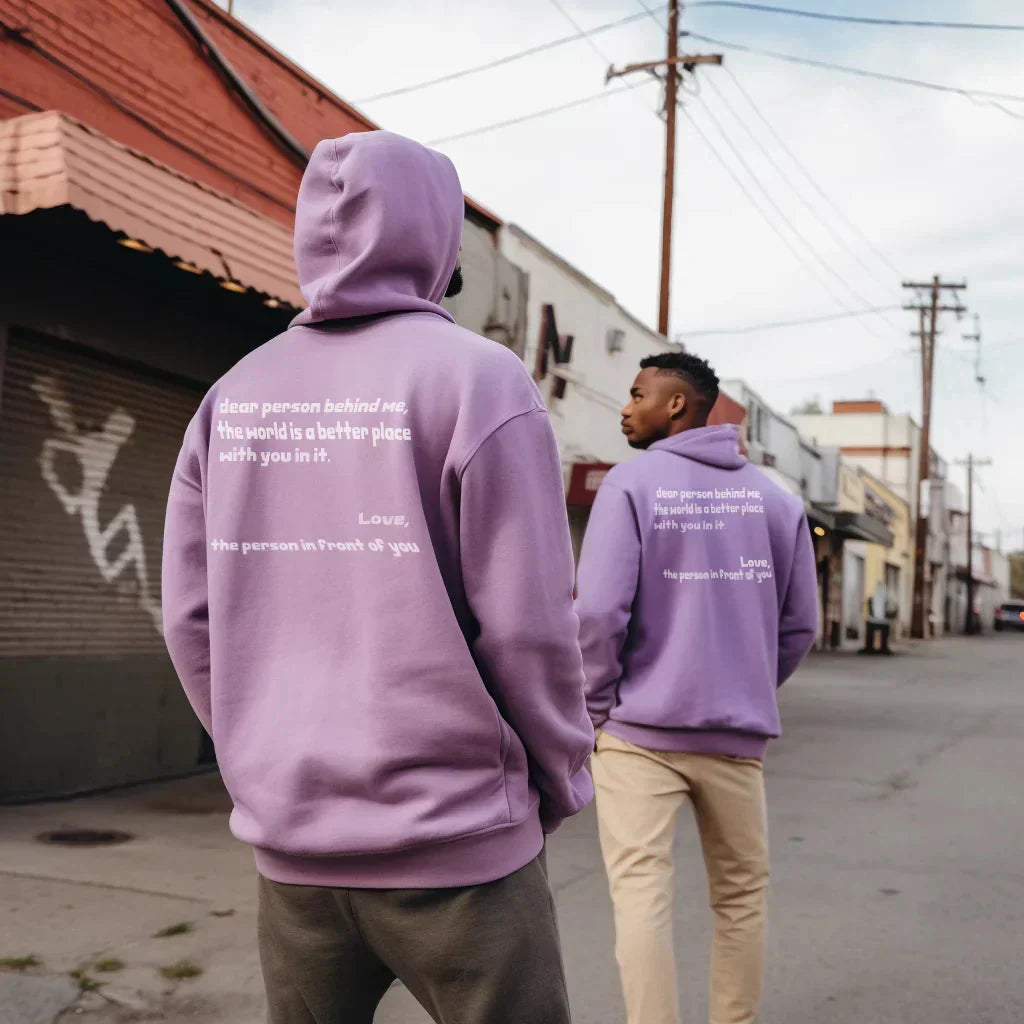 Män i lila hoodies utomhus