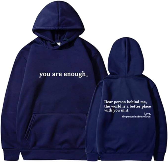 Lång hoodie med unikt tryck och huva, modell bakifrån