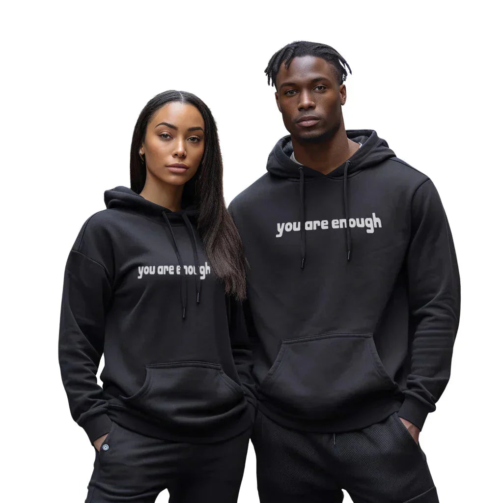 Man och kvinna i svarta hoodies med tryck