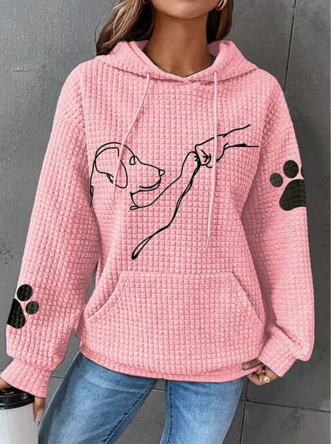 Rosa damhoodie med våfflad textur och mörkt hundtryck