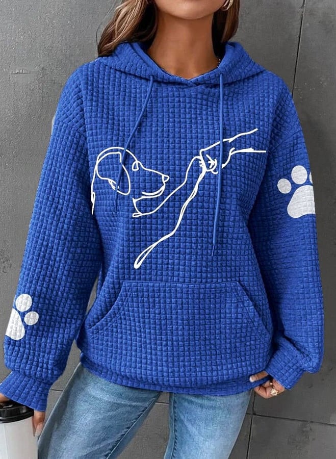 Blå damhoodie med våfflad textur och vitt hundtryck
