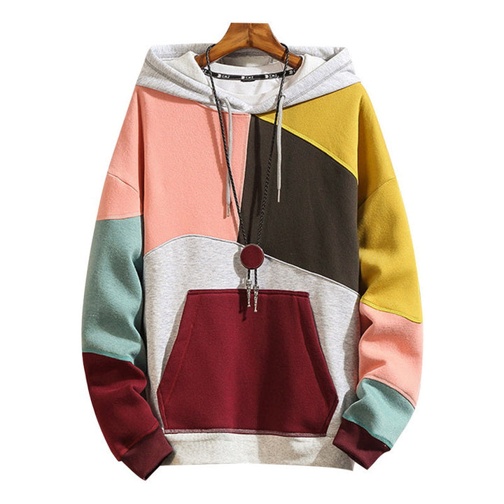 Detaljbild på herrhoodie med färgblock och huva
