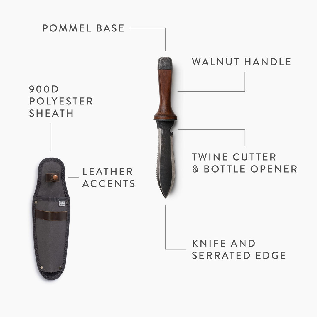 TrailForge Pro Grip hori hori kniv med fodral placerad på naturligt underlag utomhus