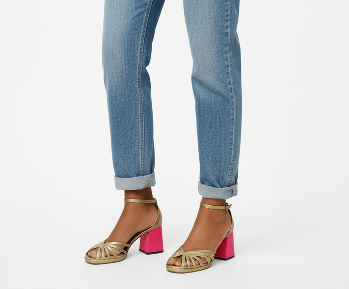 Veronica eleganta klackskor i guld på modell med jeans