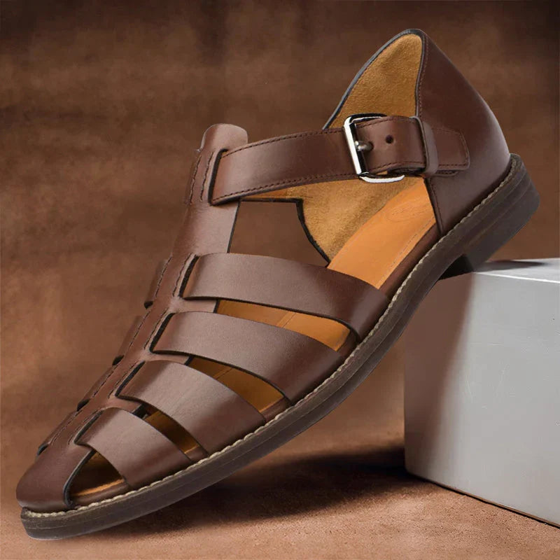 Bruna eleganta herrsandaler i klassisk stil med spänne