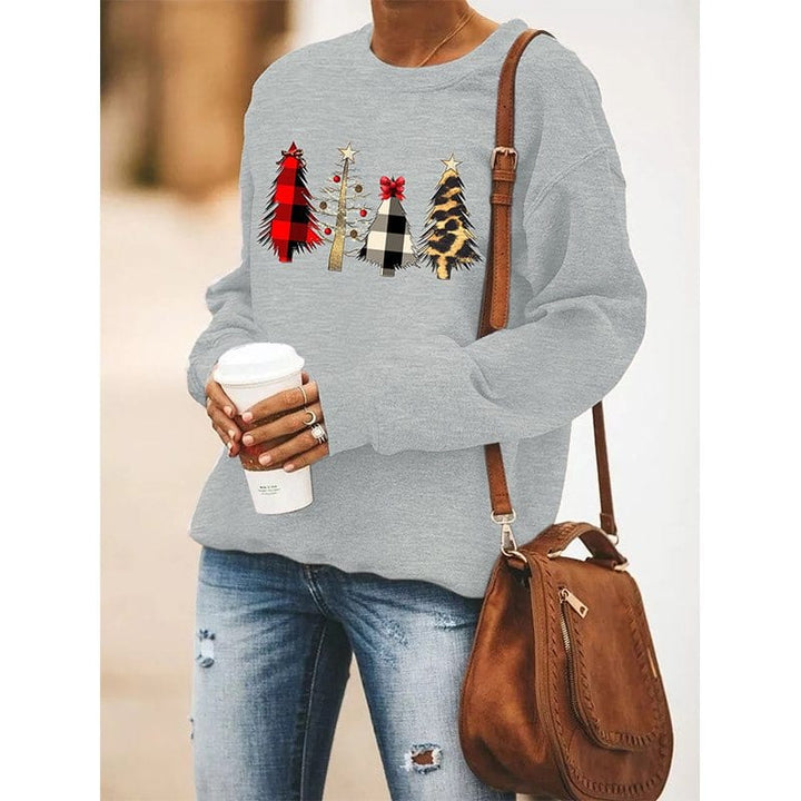 Kvinna i grå damtröja med julmotiv och jeans