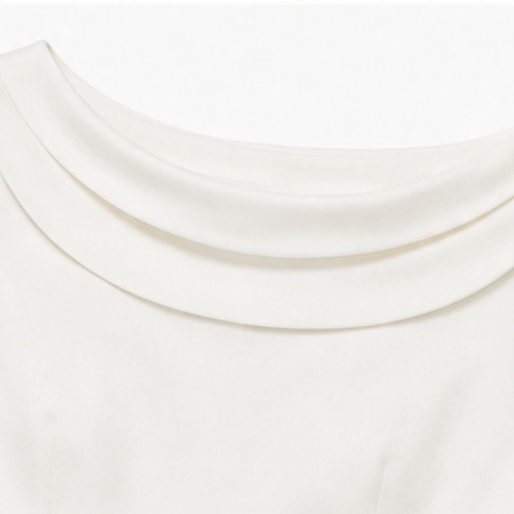 Stilren damklänning framifrån visande den eleganta draperingen