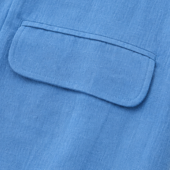 Närbild på det blå sommarsetets kavajkrage och stilrena knappdetaljer