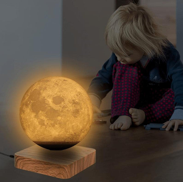 Atmosfärisk bild av månlampan som sprider ett varmt sken i hemmet