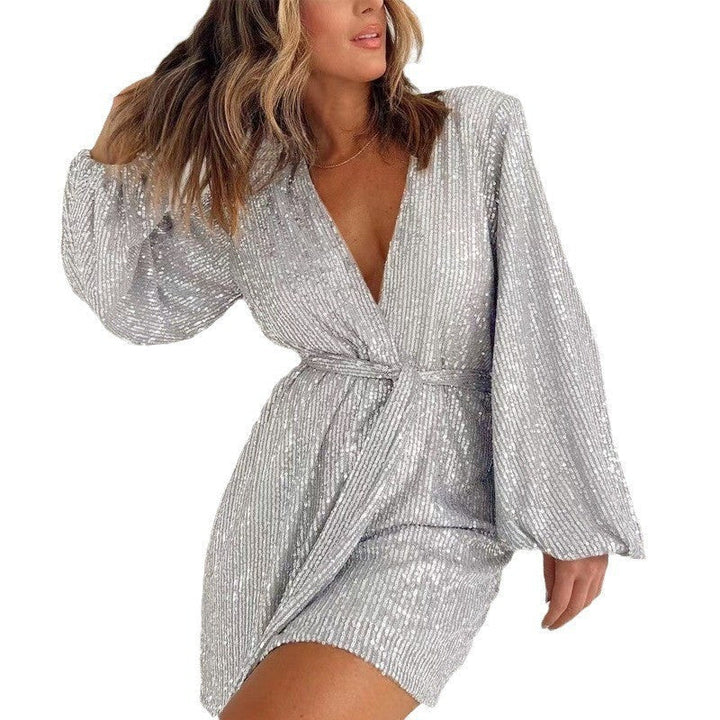 Modell i glittrande dam jumpsuit med paljetter och långa ärmar