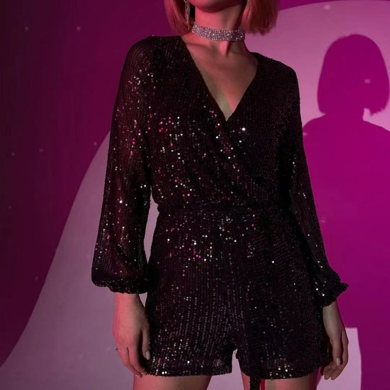 Festlig damklädsel med glittershorts och lång ärm i paljettdesign
