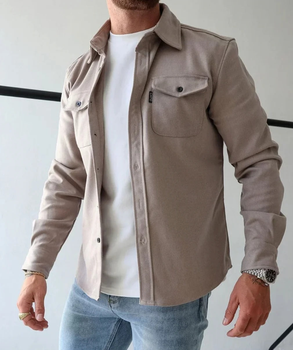 Man som bär beige skjortjacka med knäppning utomhus