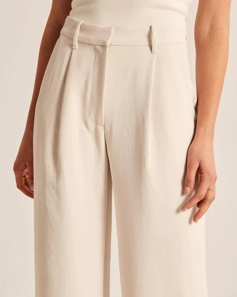Stilfull outfit med vida dambyxor för kontor och fritid