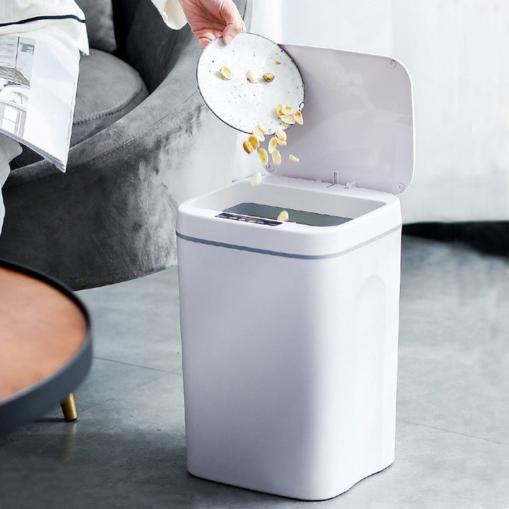 Vit smart soptunna med sensor som öppnar locket i ett modernt kök