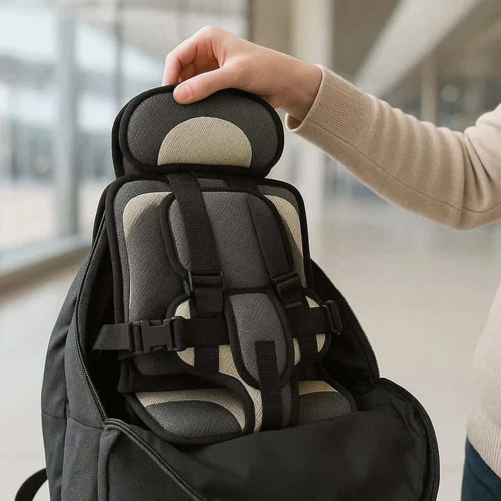 En person packar ihop den grå resestolen i en ryggsäck för enkel transport på resan.