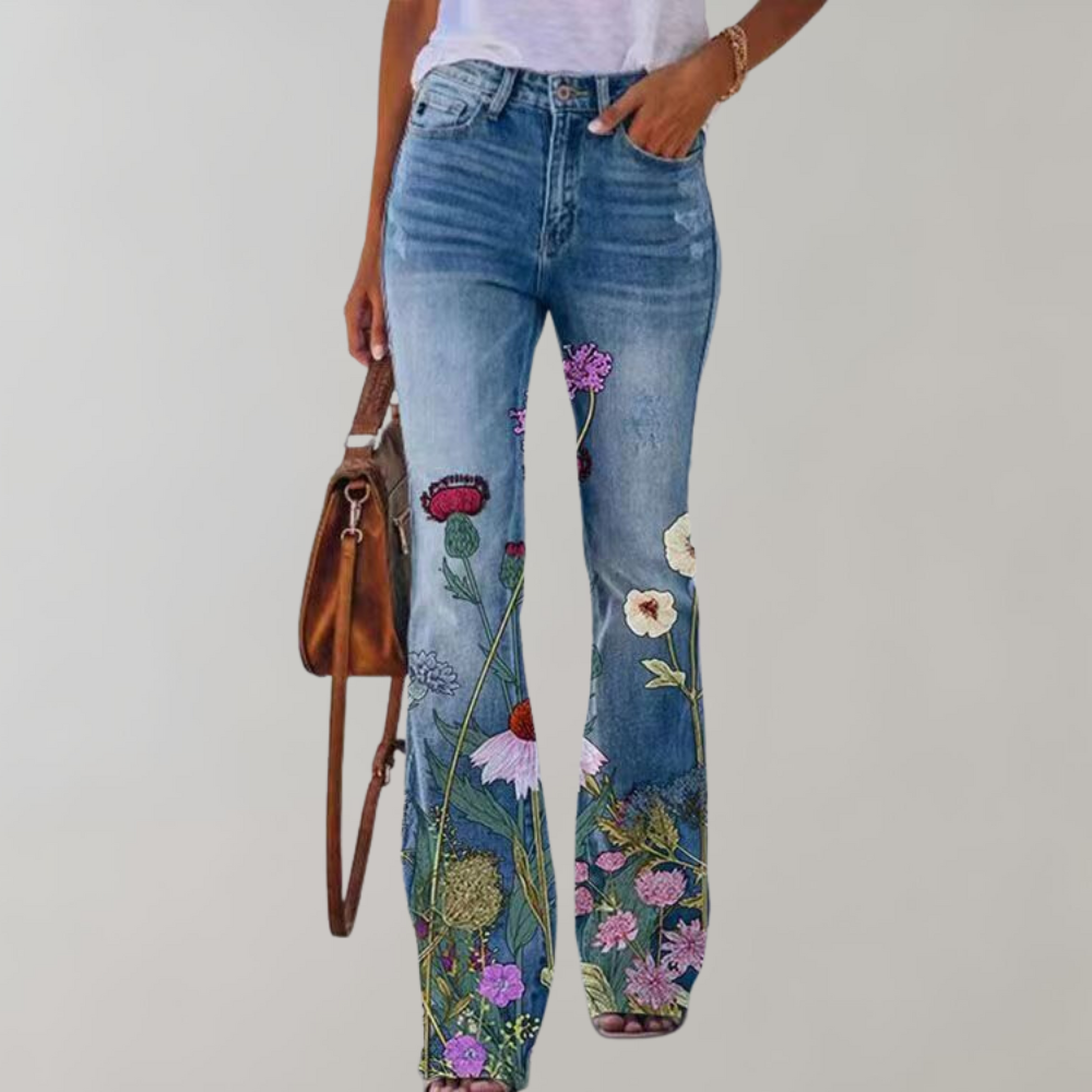 Modell som bär trendiga damjeans med hög midja och blomor