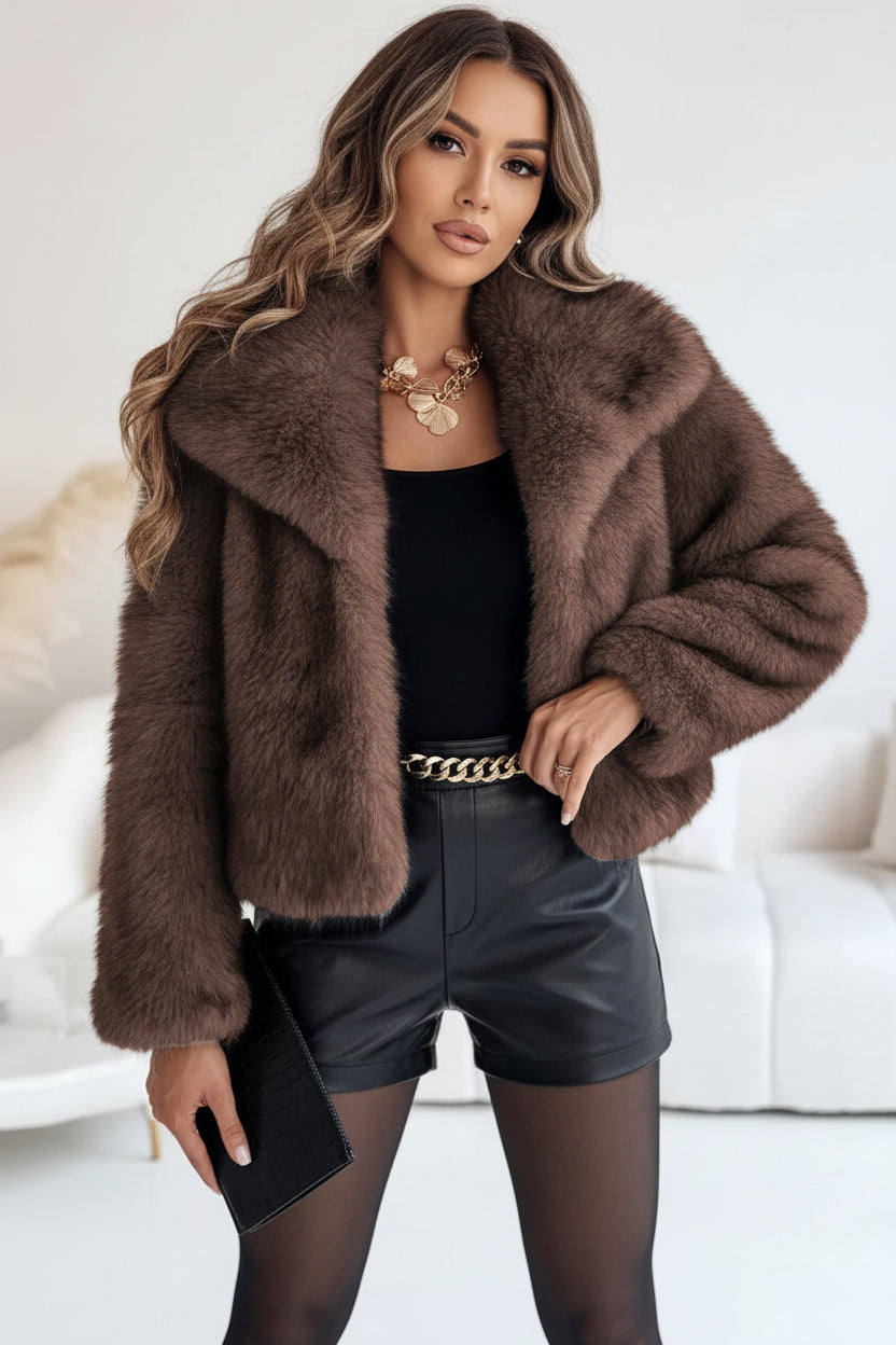 Brun kort statementkappa matchad med snygga kläder och accessoarer