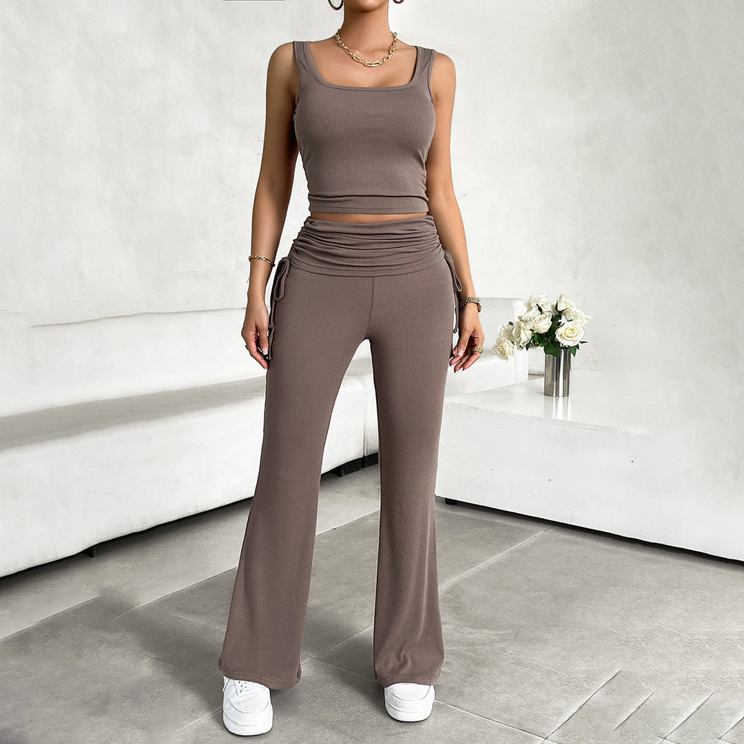 Modern outfit med ärmlös topp och vida byxor i trendig stil