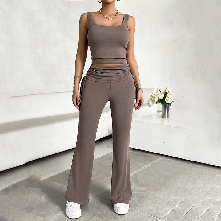 Modern outfit med ärmlös topp och vida byxor i trendig stil