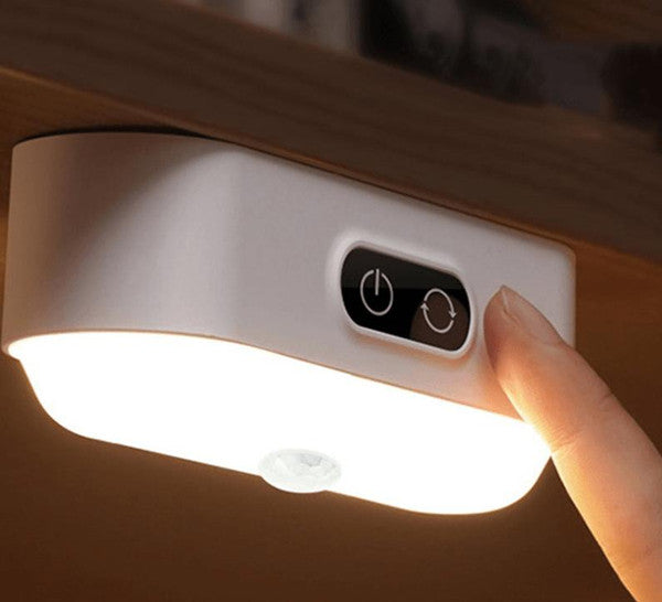 Trådlös belysning med smart sensor som lyser upp mörk trappa