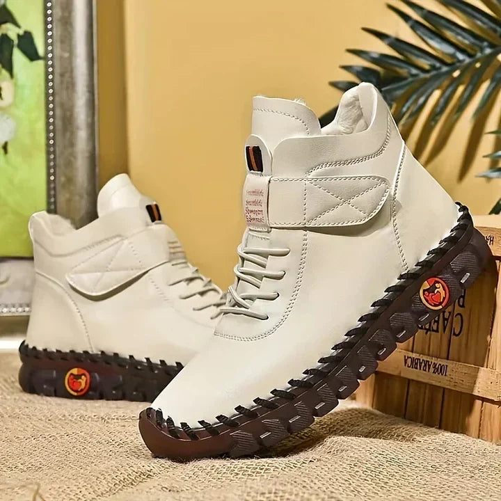 Snygga damvandringsskor uppställda i naturlig miljö