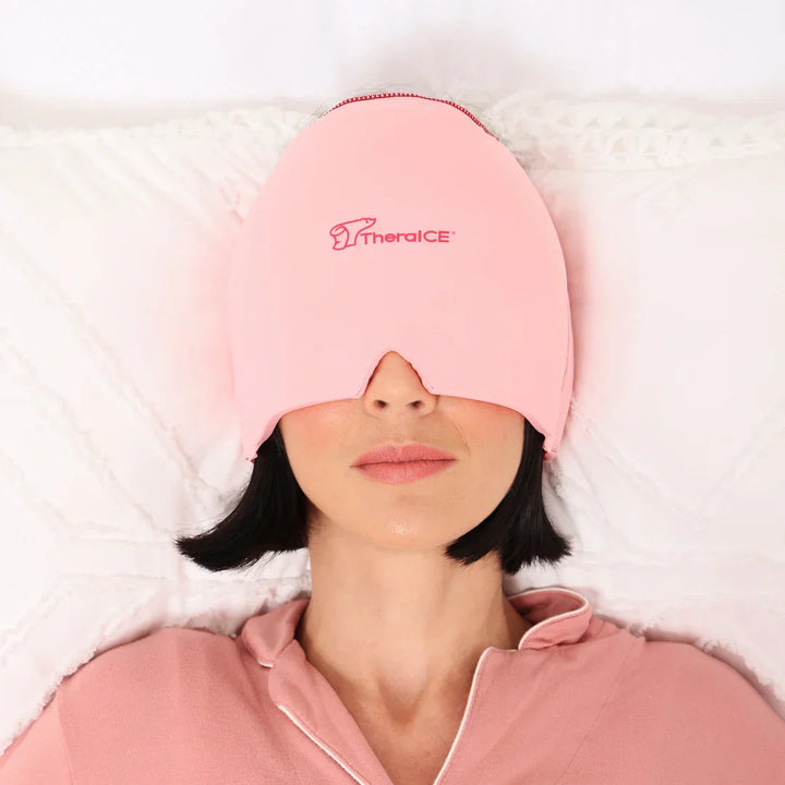 Liggande kvinna med rosa migränmask som blockerar ljus