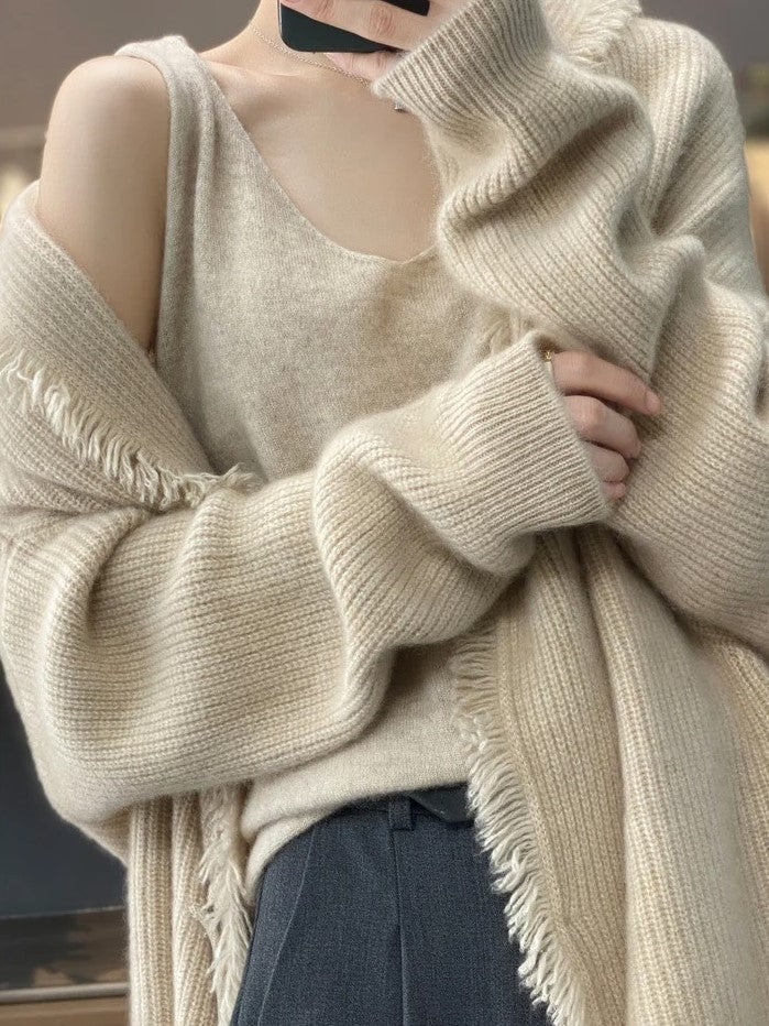 Snygg stickad ytterkläder för dam i khaki färg och knälång modell