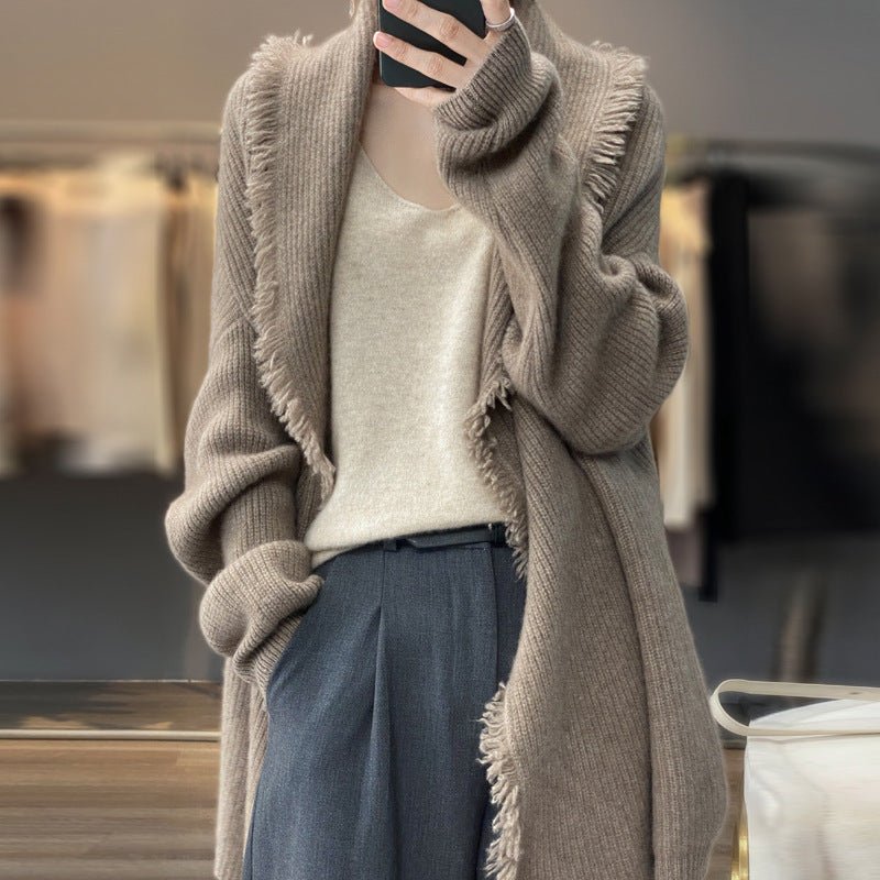 Kvinna som bär en lång brun stickad cardigan med öppen front