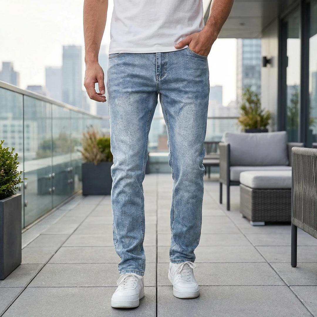 Man i ljusa herrjeans Irvin med slim passform på en solig balkong