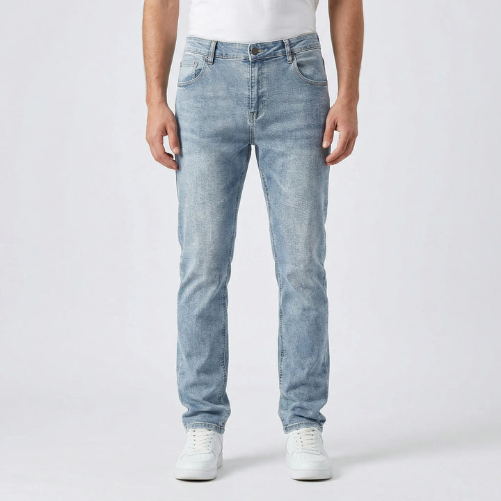 Helhetsbild av herrjeans Irvin med ljus tvätt på vit bakgrund