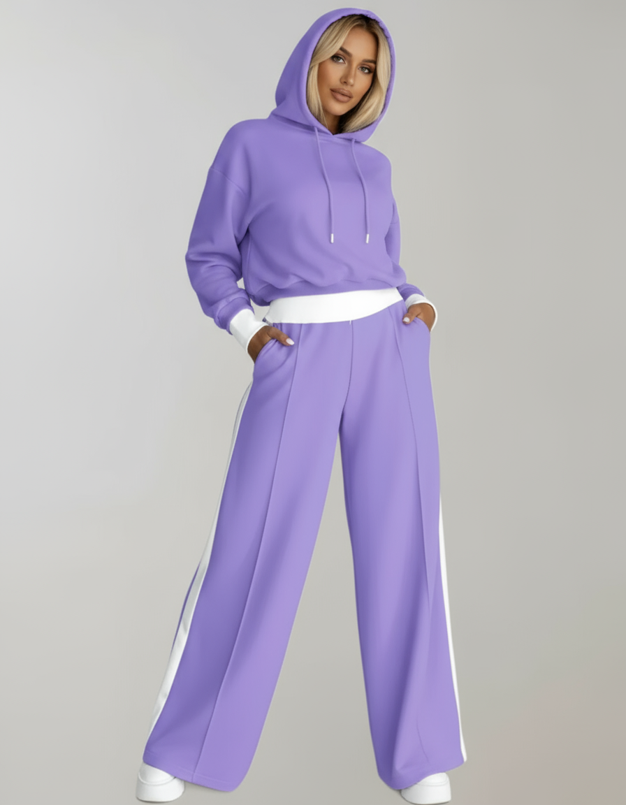 Kvinna i lila tvådelad loungeoutfit med luva och dragsko [[lstfy-media:3]]