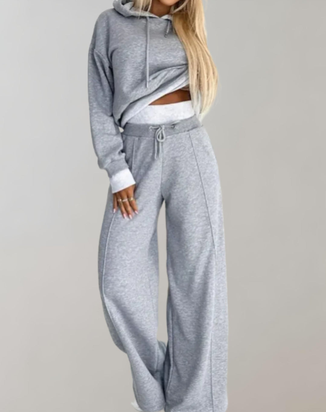 Stilren vardagsstil med avkopplad loungeoutfit i ljusbeige ton [[lstfy-media:6]]