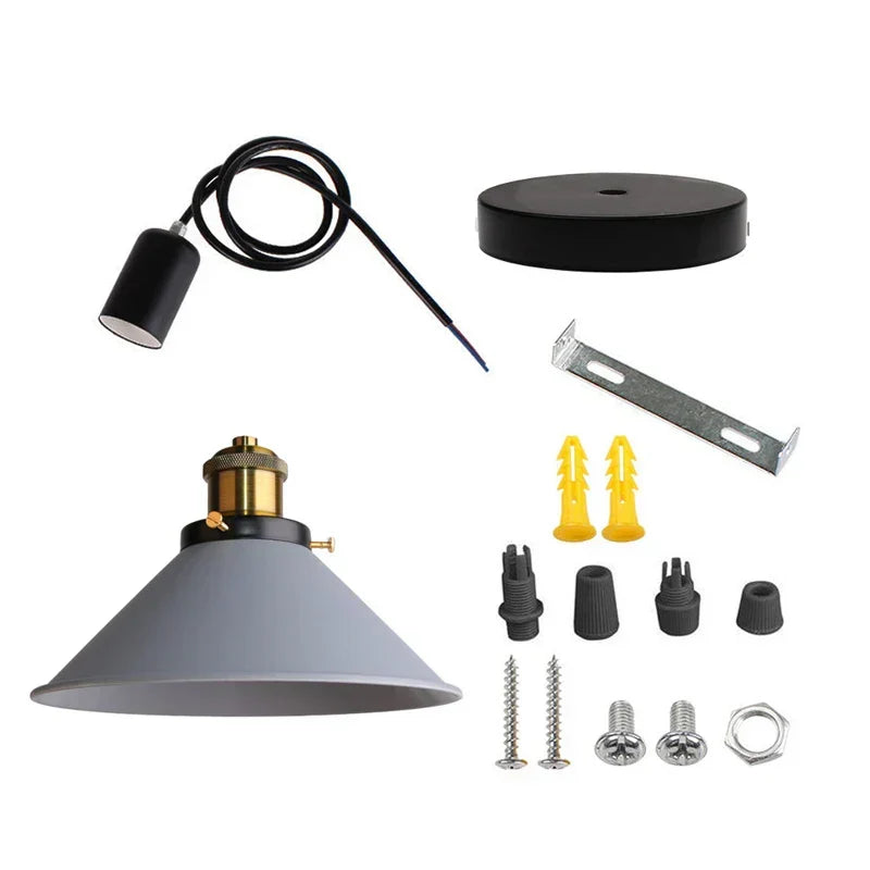 Stilren industriell belysning hängande i tak, perfekt som matbordslampa