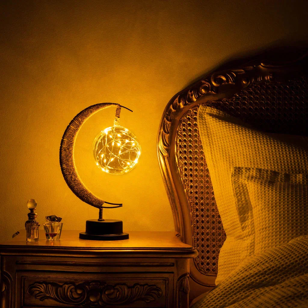 Trådlös LED-månlampa som sprider stämningsfullt ljus på en byrå i hemmet