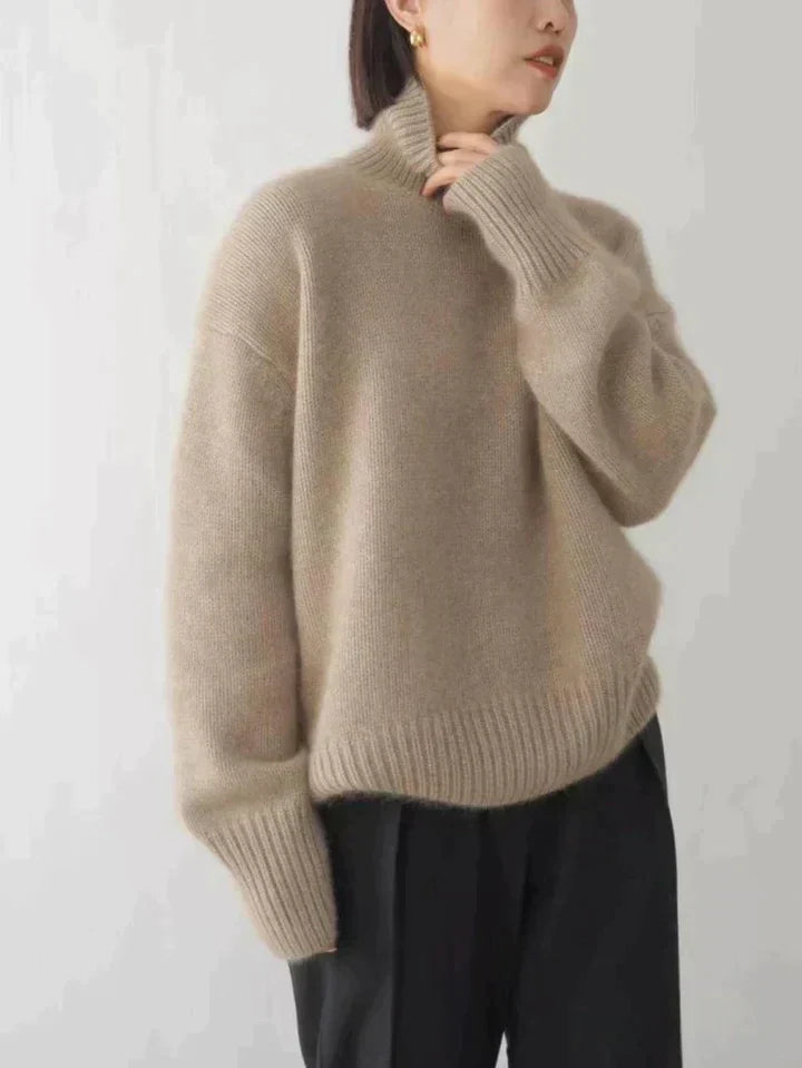 Kvinna i beige stickad polotröja med hög hals