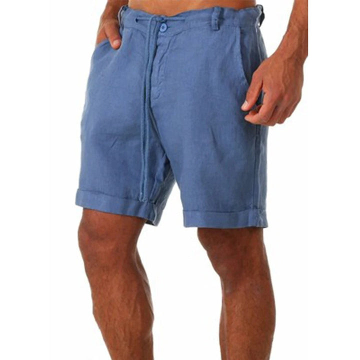 Man som bär ljusblå herrshorts med dragsko utomhus