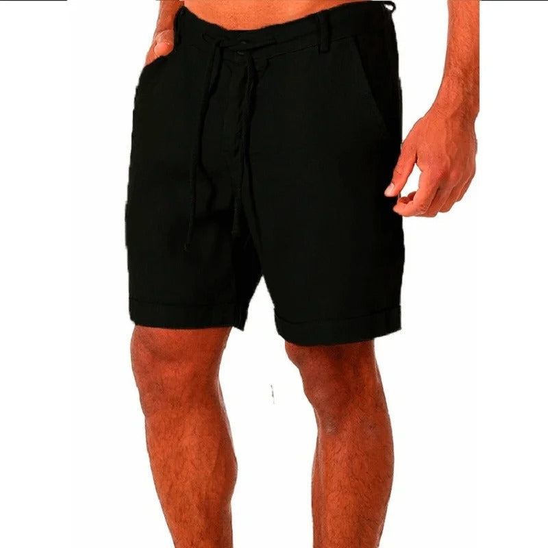Man som bär svarta herrshorts med ledig passform