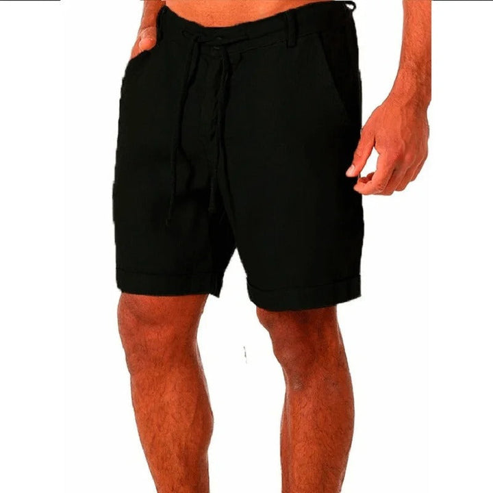 Man som bär svarta herrshorts med ledig passform