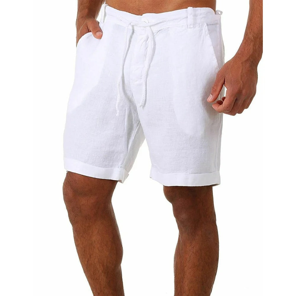 Man som bär vita herrshorts för sommarbruk