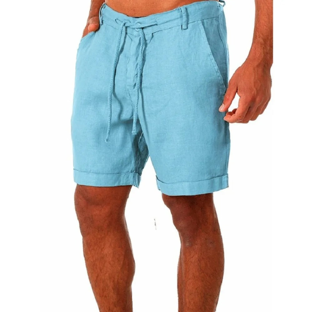 Detaljbild på midja med dragsko och resår på svarta herrshorts för ledig stil