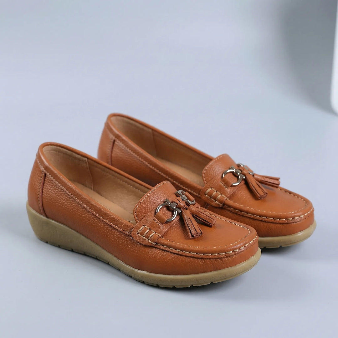 Bruna dam loafers i retrostil med dekorativ tofs och spänne